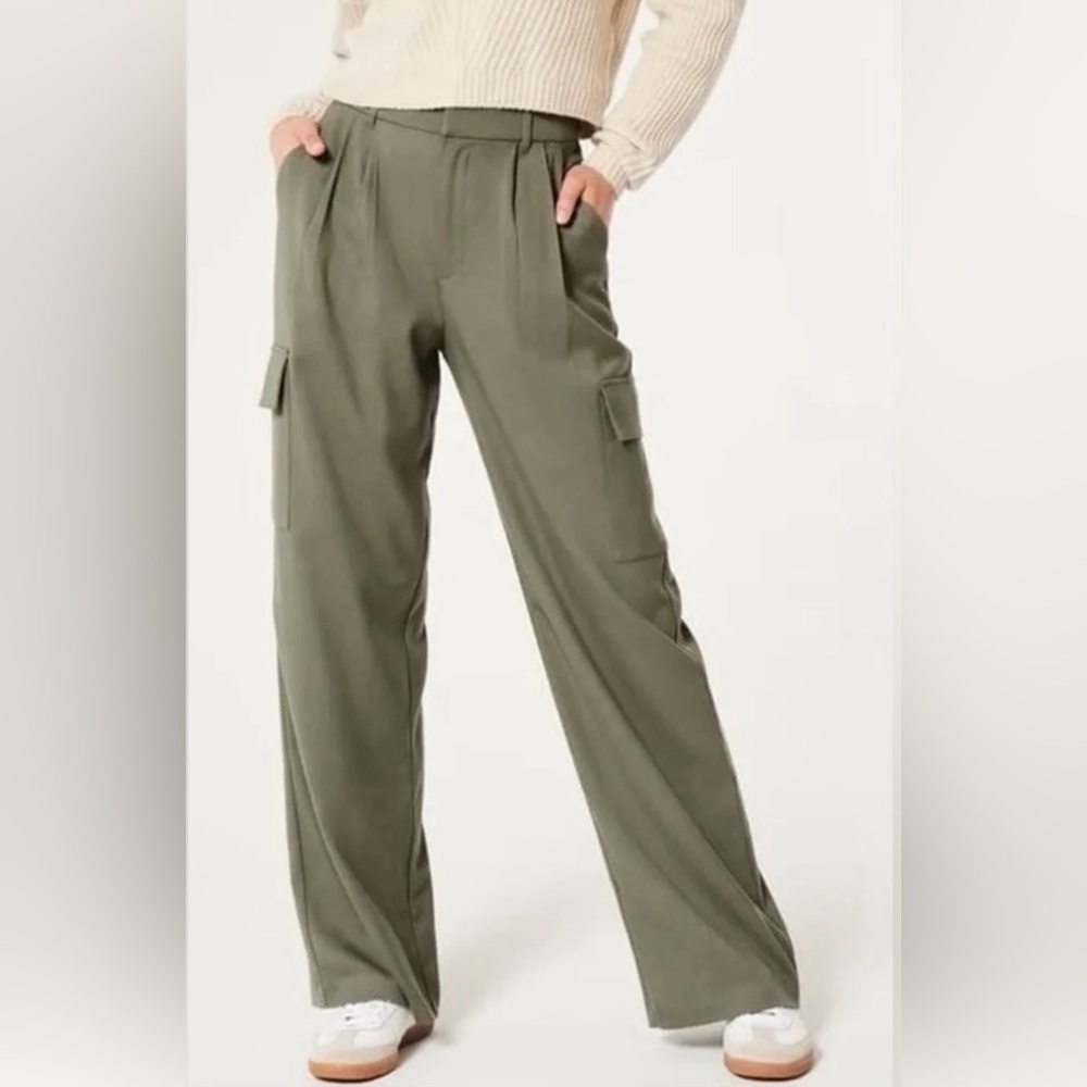 Hollister Pants Women Olive Green
Cargo Ultra High-Rise Wide-Leg